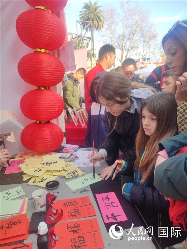 羅馬當(dāng)?shù)孛癖妼?duì)漢字充滿興趣。人民網(wǎng)記者鄭彬攝