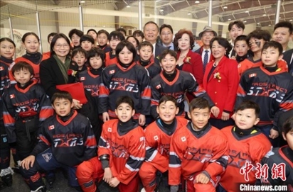 當?shù)貢r間2月17日晚，青少年冰上春晚在加拿大多倫多舉行。圖為中國駐多倫多總領事羅偉東和主辦方代表、與會嘉賓與“未來之星”冰球隊華裔少年冰球手們合影。 中新社記者 余瑞冬 攝