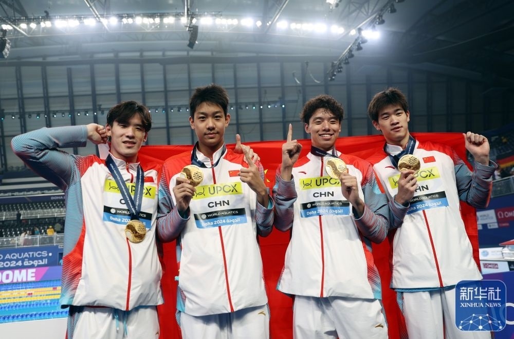 2月11日，2024年多哈游泳世錦賽男子4×100米自由泳接力決賽，中國(guó)隊(duì)選手王浩宇、張展碩、季新杰和潘展樂(lè)（從左到右）在頒獎(jiǎng)儀式后合影慶祝。新華社記者 雒圓 攝