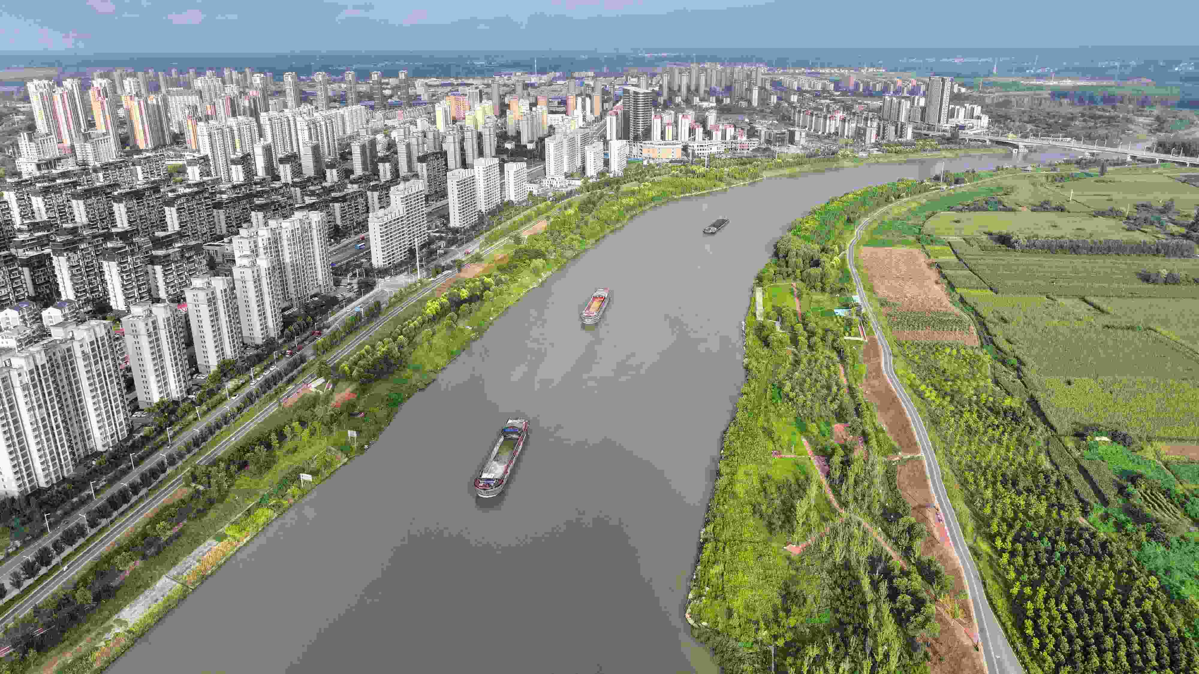 △ 2023年8月21日，安徽阜陽，初秋時(shí)節(jié)，界首城市建設(shè)與沙潁河水系、橋梁和綠植相映襯，構(gòu)成一幅生態(tài)宜居的美麗畫卷。