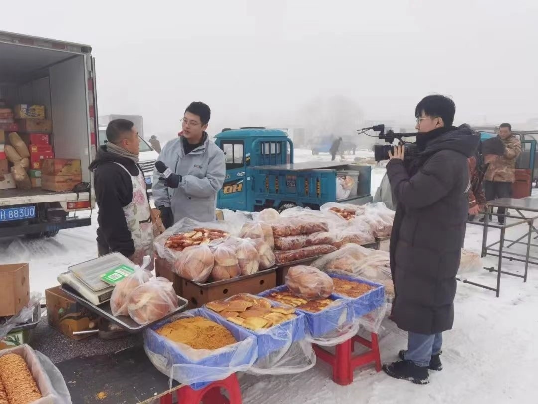 △ 2024年1月1日，在中央廣播電視總臺(tái)中央電視臺(tái)《新年新愿》報(bào)道中，遼寧營(yíng)口鲅魚圈區(qū)大集賣餅干的小哥憨態(tài)可掬的表情、生機(jī)勃勃的臉龐、充滿煙火氣的新年愿望，讓他火爆出圈。