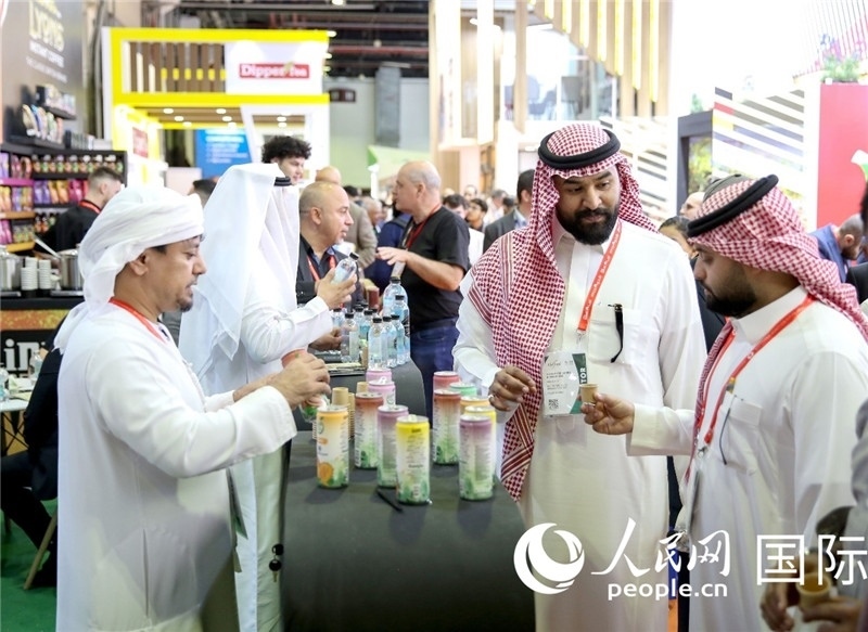 圖為專業(yè)觀眾在海灣食品展飲料展區(qū)參觀。人民網(wǎng) 塔里克·易卜拉欣攝