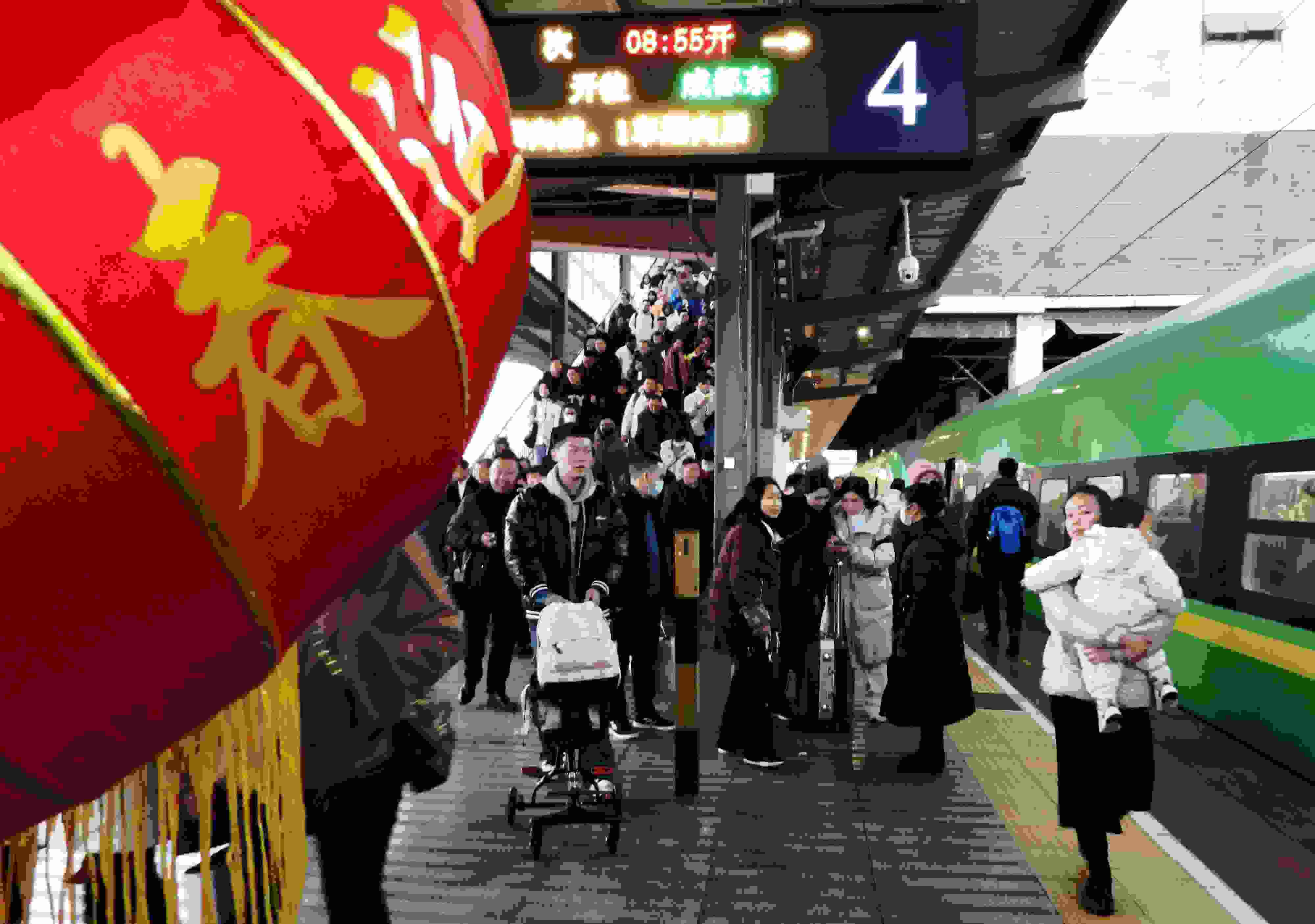 △ 2024年1月26日，四川省達(dá)州市車站，準(zhǔn)備乘坐“復(fù)興號(hào)”動(dòng)車組列車出行的旅客。