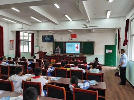 安全知識(shí)宣傳進(jìn)校園。將樂縣農(nóng)業(yè)農(nóng)村局供圖