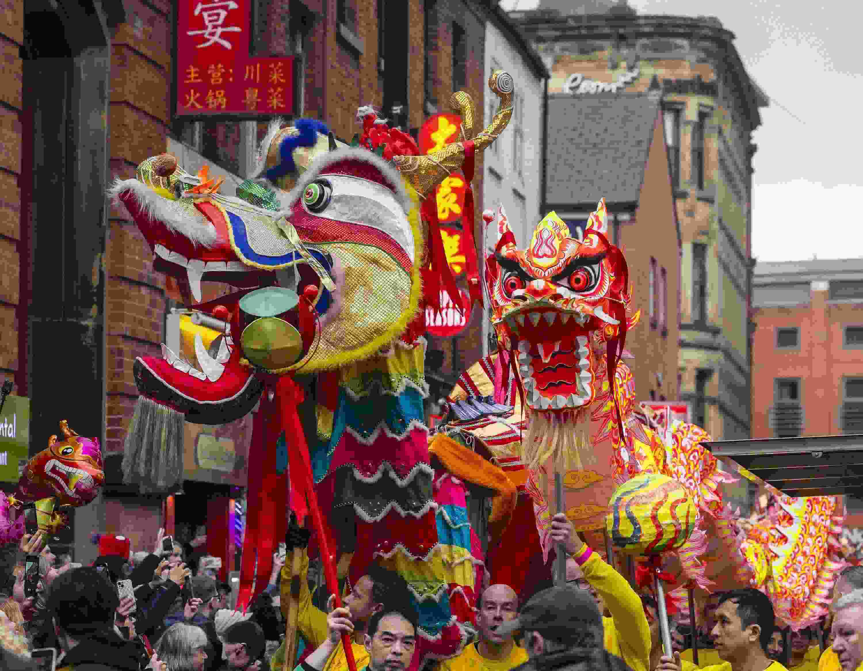 △ 當(dāng)?shù)貢r(shí)間2024年2月11日，英國曼徹斯特，表演者進(jìn)入中國城，參加中國農(nóng)歷龍年春節(jié)的慶?；顒?dòng)。