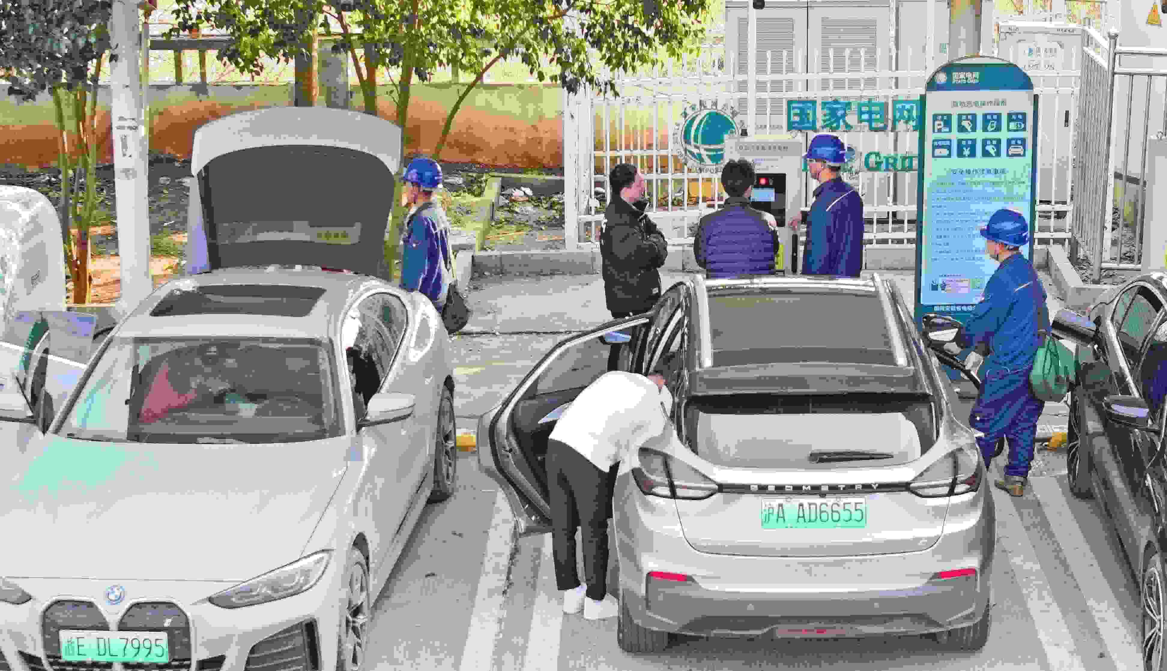 △ 2024年2月17日，安徽滁州來安縣大英鎮(zhèn)境內(nèi)的G36寧洛高速曹莊服務(wù)區(qū)，滁州市供電公司工作人員協(xié)助電動(dòng)汽車車主高效解決充電中遇到的問題。