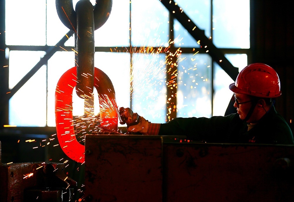 △ 2024年2月17日，青島市，即墨區(qū)靈山街道一家錨鏈企業(yè)，工人正在忙碌。