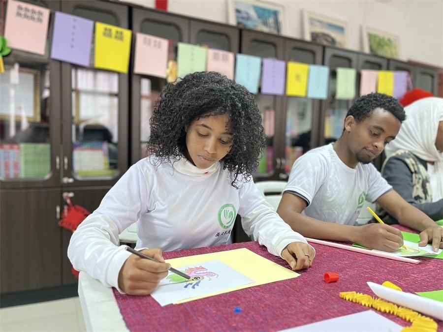 亞的斯亞貝巴大學(xué)孔子學(xué)院“網(wǎng)絡(luò)中國(guó)節(jié)·元宵”主題文化體驗(yàn)活動(dòng)現(xiàn)場(chǎng)。亞的斯亞貝巴大學(xué)孔子學(xué)院供圖