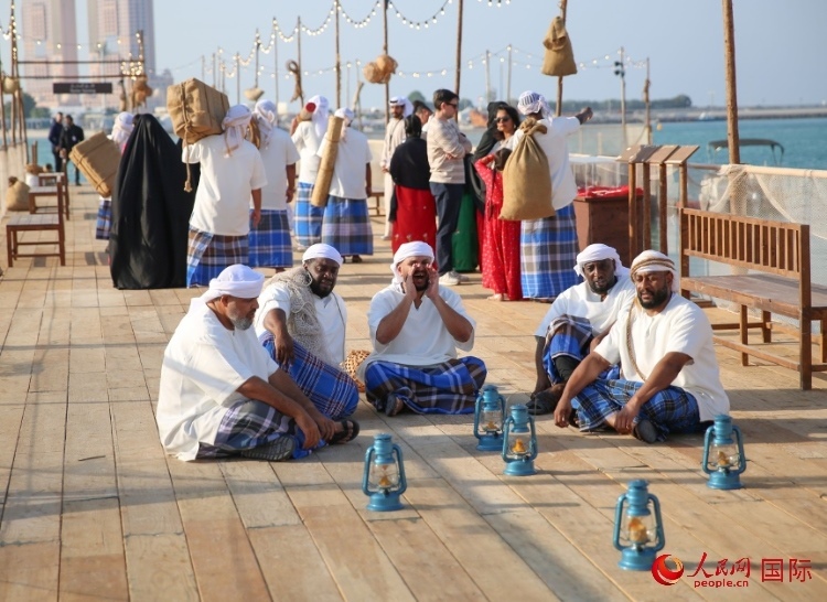 演藝人員展示售賣產品的場景。人民網 塔里克·易卜拉欣攝