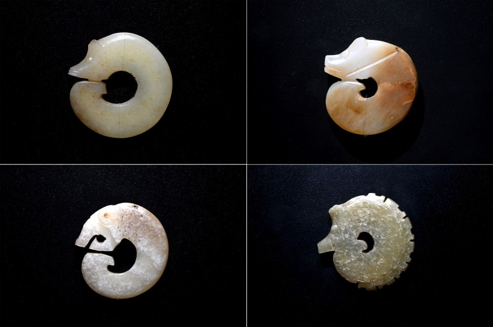 這是在殷墟博物館新館內(nèi)展出的龍形玉玦（拼版照片，1月9日攝）