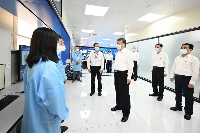 2023年7月6日，習(xí)近平總書(shū)記在江蘇南京市考察紫金山實(shí)驗(yàn)室時(shí)，同科研人員親切交流。