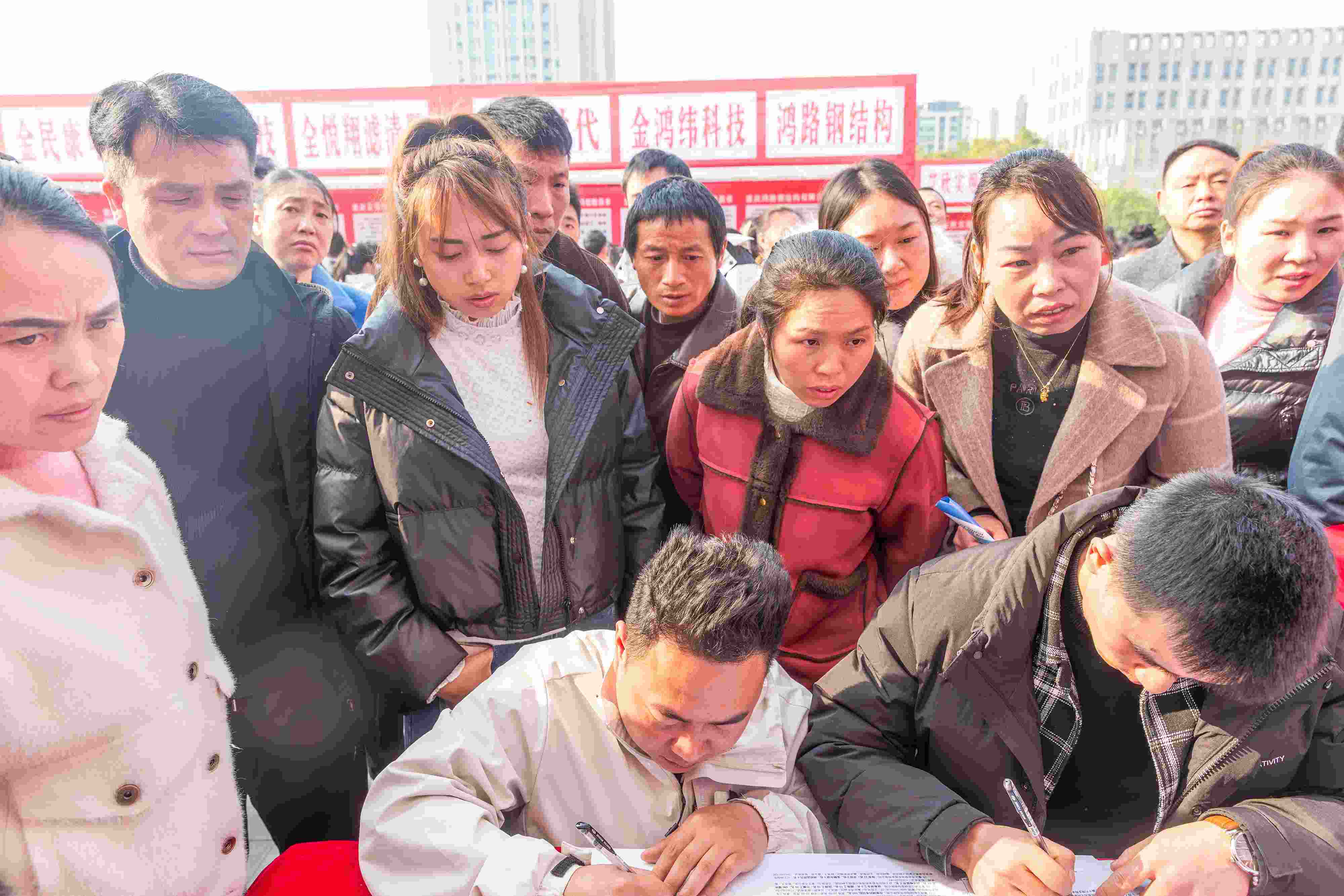 △ 2024年2月19日，重慶市南川區(qū)舉辦2024“春風(fēng)行動(dòng)”招聘會，為企業(yè)和求職者牽線搭橋，助力務(wù)工人員返崗就業(yè)、企業(yè)復(fù)產(chǎn)復(fù)工。