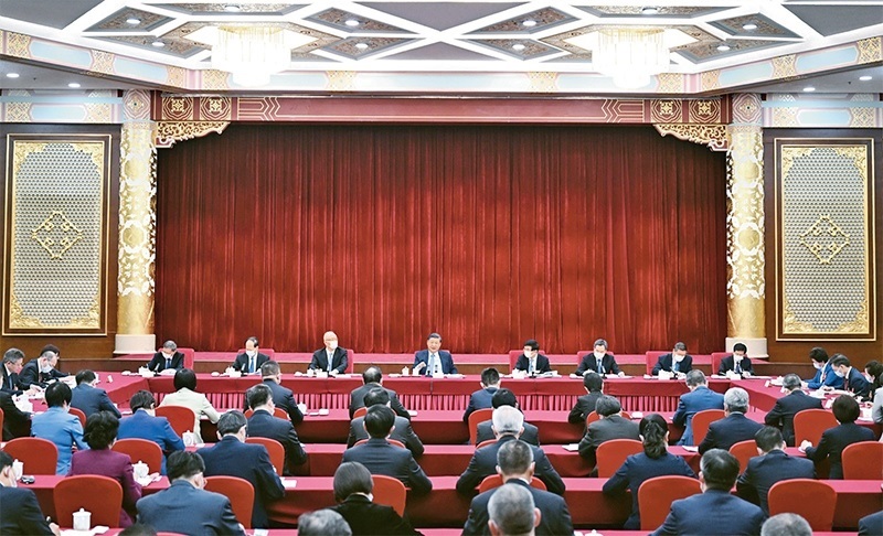 2023年3月6日，中共中央總書記、國家主席、中央軍委主席習近平看望參加全國政協(xié)十四屆一次會議的民建、工商聯(lián)界委員，并參加聯(lián)組會，聽取意見和建議。中共中央政治局常委、全國政協(xié)十四屆一次會議主席團會議主持人王滬寧，中共中央政治局常委蔡奇、丁薛祥參加看望和討論。 新華社記者 謝環(huán)馳/攝