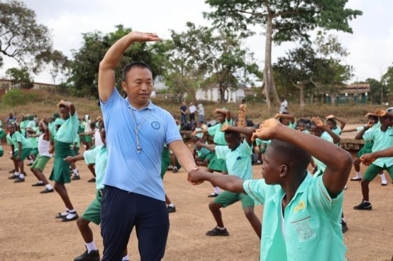 2月20日，在塞拉利昂首都弗里敦，來自塞拉利昂大學(xué)孔子學(xué)院的武術(shù)教師劉偉在為當(dāng)?shù)貙W(xué)生上武術(shù)課。