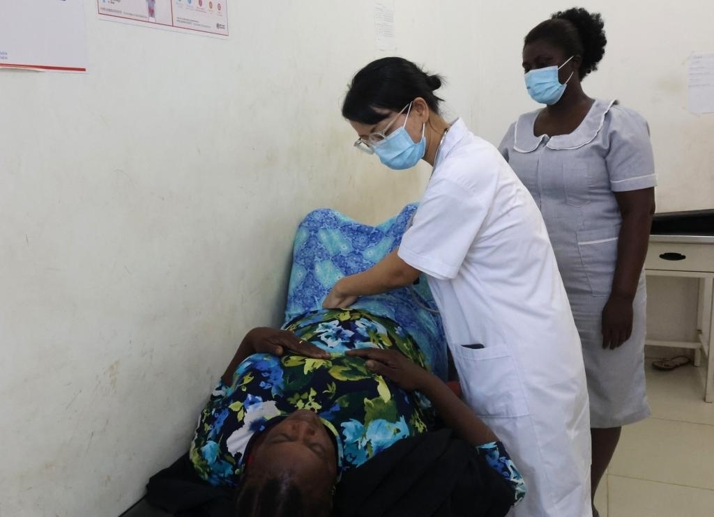 2023年2月27日，在塞拉利昂首都弗里敦，一名中國(guó)醫(yī)療隊(duì)的醫(yī)生正在為患者檢查身體。