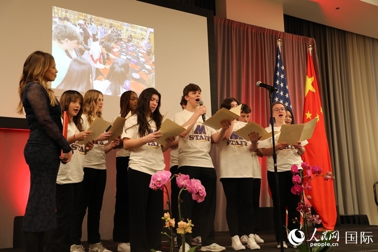馬斯卡廷中學的學生們還深情演唱了表現(xiàn)中美兩國人民友誼的歌曲《情緣留住永恒的記憶》。 人民網(wǎng)記者 李志偉攝