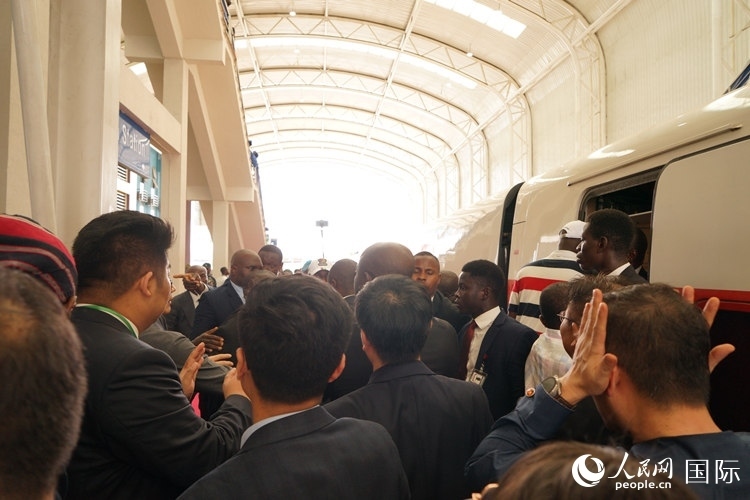 人們爭相前往紅線試乘。人民網(wǎng)記者 姜宣攝