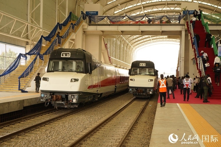 紅線車輛整裝待發(fā)。人民網(wǎng)記者 姜宣攝