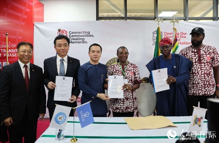 中國土木尼日利亞公司執(zhí)行董事張志臣（左三）與桑沃-奧盧（右二）分別代表雙方簽署了項目二期合同。閆玉娟攝