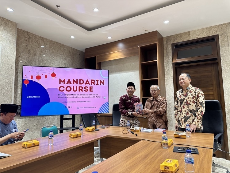 阿拉扎大學孔子學院向獨立清真寺贈書。阿拉扎大學孔子學院供圖