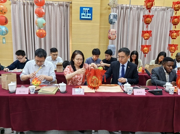 燈籠文化交流活動(dòng)現(xiàn)場。中建國際中西非公司供圖
