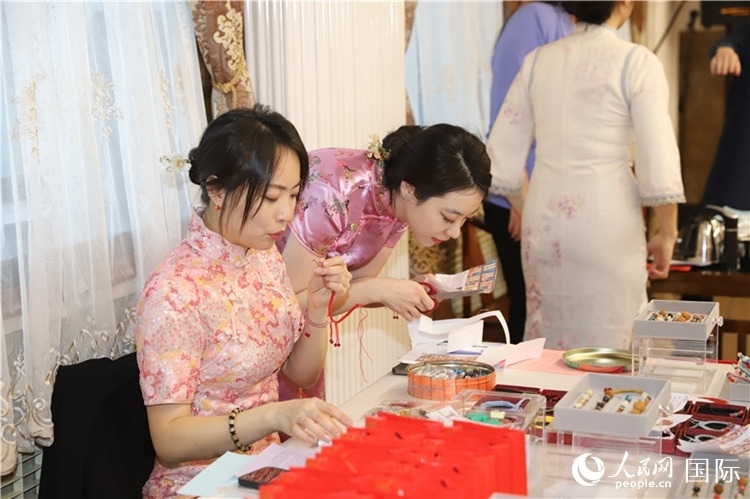 孔院教師展示剪紙。人民網(wǎng)記者 霍文攝