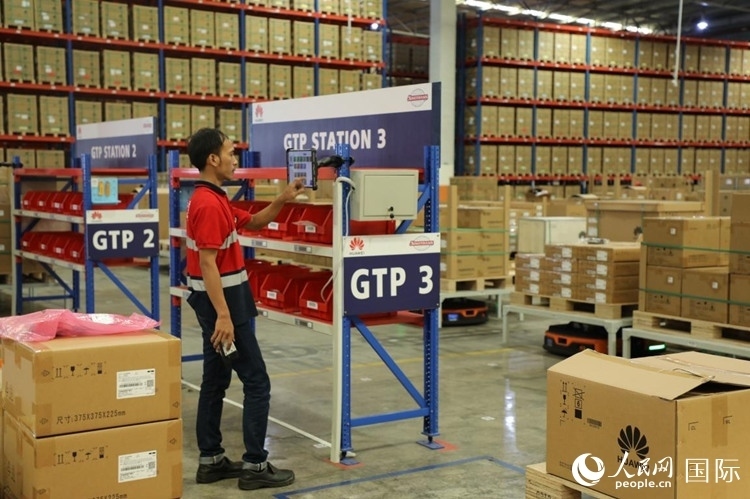 華為5G智能倉庫里，工作人員正在利用智能系統(tǒng)辦公。人民網(wǎng)記者 曹師韻攝