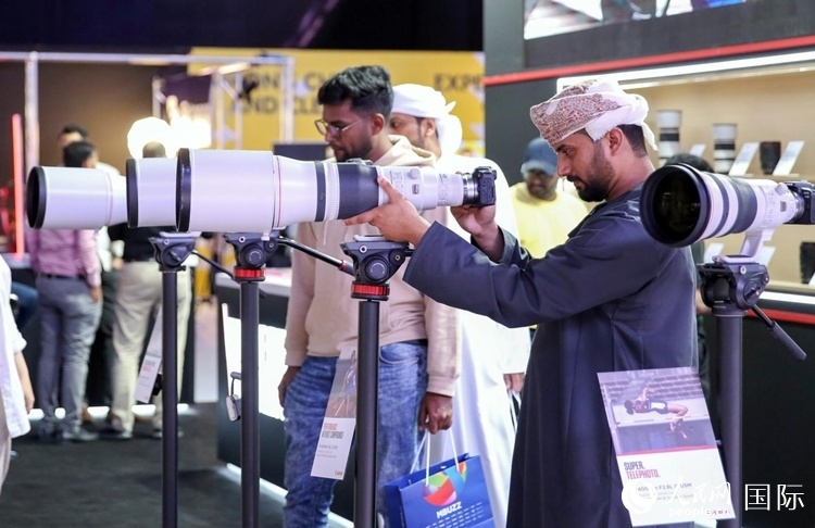 參觀者在體驗(yàn)攝影設(shè)備。人民網(wǎng)塔里克·易卜拉欣攝