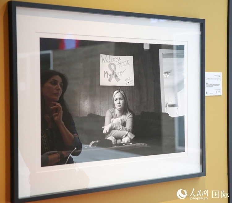 一名觀眾在觀賞攝影作品。人民網(wǎng)塔里克·易卜拉欣攝