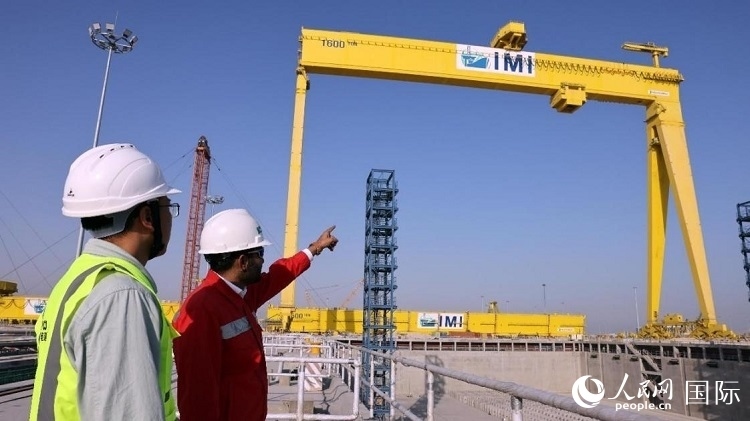 工作人員查看龍門吊情況。人民網(wǎng)記者管克江攝