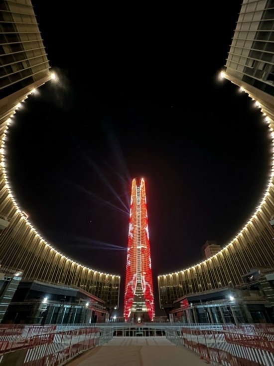  2024年2月9日，埃及開羅以東建設中的埃及新行政首都中央商務區(qū)項目上演燈光秀，迎接龍年春節(jié)。新華社發(fā)（黎炳宏攝）