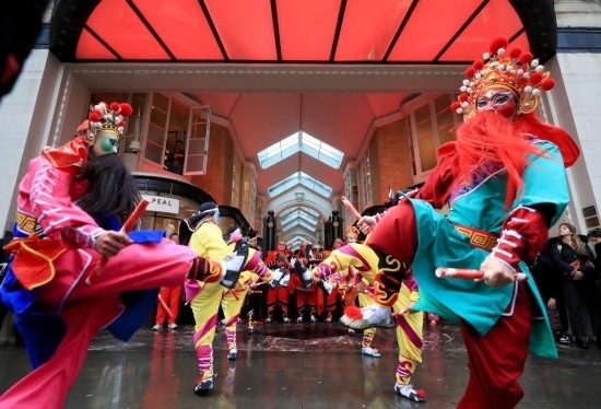  2024年2月10日，來自廣東普寧的英歌舞團演員在英國倫敦伯靈頓拱廊街表演英歌舞。新華社記者 李穎 攝