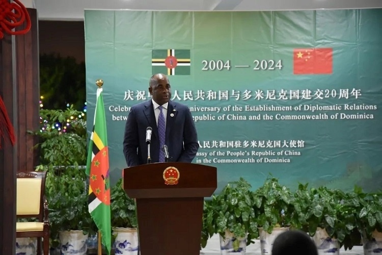 多米尼克總理斯凱里特在中多建交20周年招待會(huì)上致辭。中國(guó)駐多米尼克大使館供圖