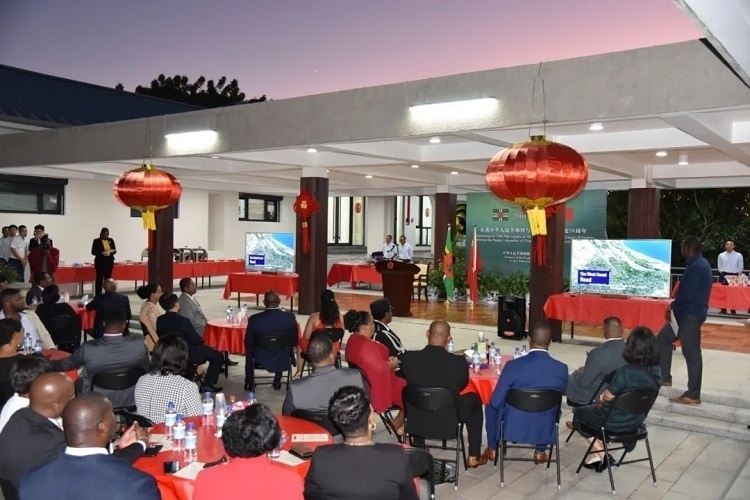 當(dāng)?shù)貢r(shí)間3月13日，慶祝中國(guó)與多米尼克建交20周年招待會(huì)在中國(guó)駐多大使館舉行。中國(guó)駐多米尼克大使館供圖