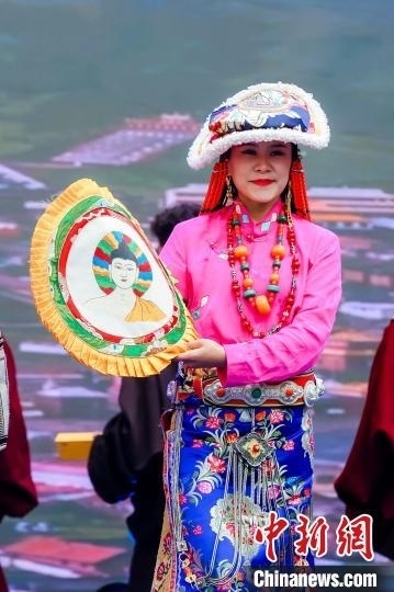 圖為身著民族服飾的演員們展示果洛特色產(chǎn)品。 果洛州文體旅游廣電局 供圖