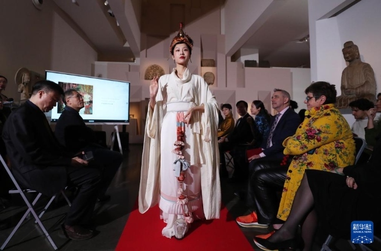3月13日，在位于法國巴黎的吉美國立亞洲藝術博物館，模特展示敦煌復原服飾。新華社記者 高靜 攝