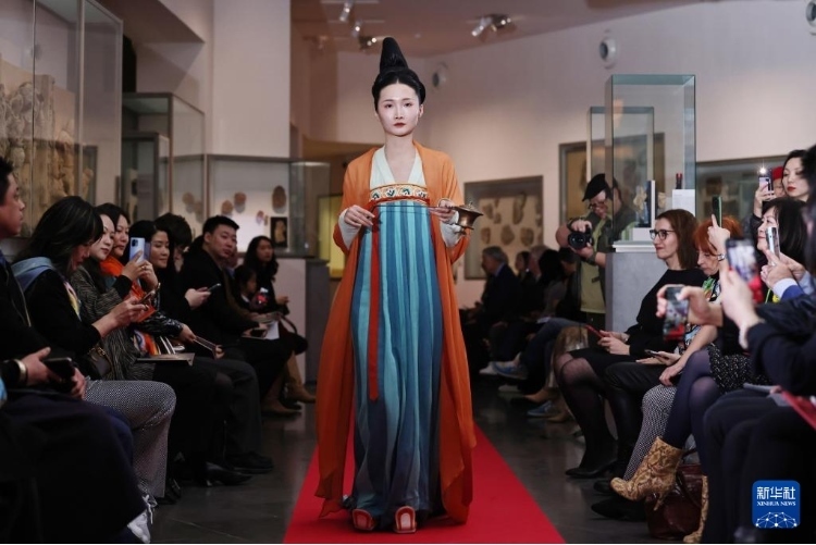 3月13日，在位于法國巴黎的吉美國立亞洲藝術博物館，模特展示敦煌復原服飾。新華社記者 高靜 攝