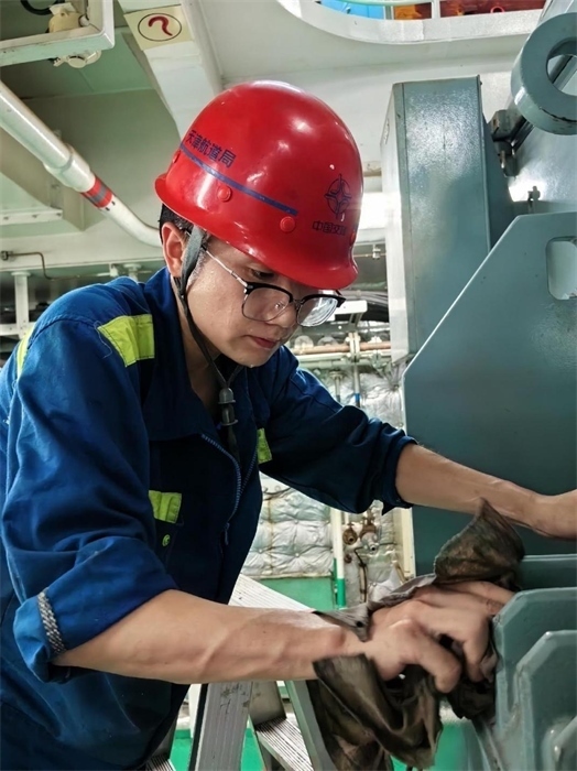 “天鯤號(hào)”工作人員正在對(duì)設(shè)備進(jìn)行清潔維護(hù)。“天鯤號(hào)”供圖
