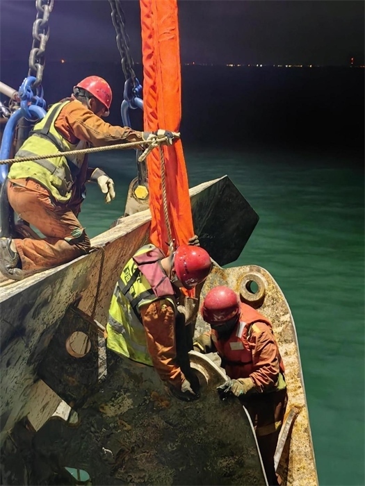工作人員正在修理橫移錨纜。 “天鯤號(hào)”供圖