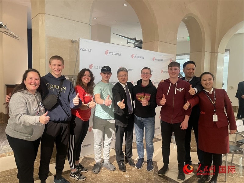 師生們出發(fā)前與國航工作人員合影留念。人民網記者 鄧圩攝