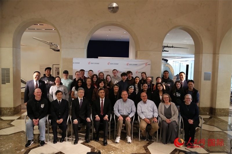 美國高中學生交流團全體與前來送行的各方代表合影。人民網記者 鄧圩攝