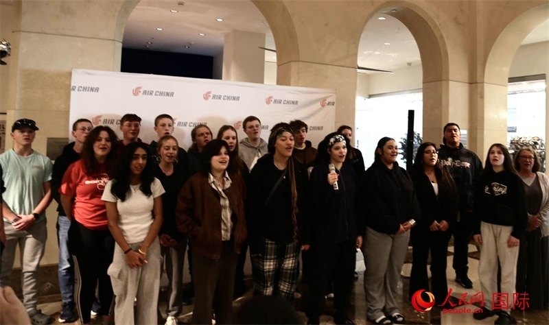 全體美國高中生合唱《希望的田野》。人民網記者 鄧圩攝