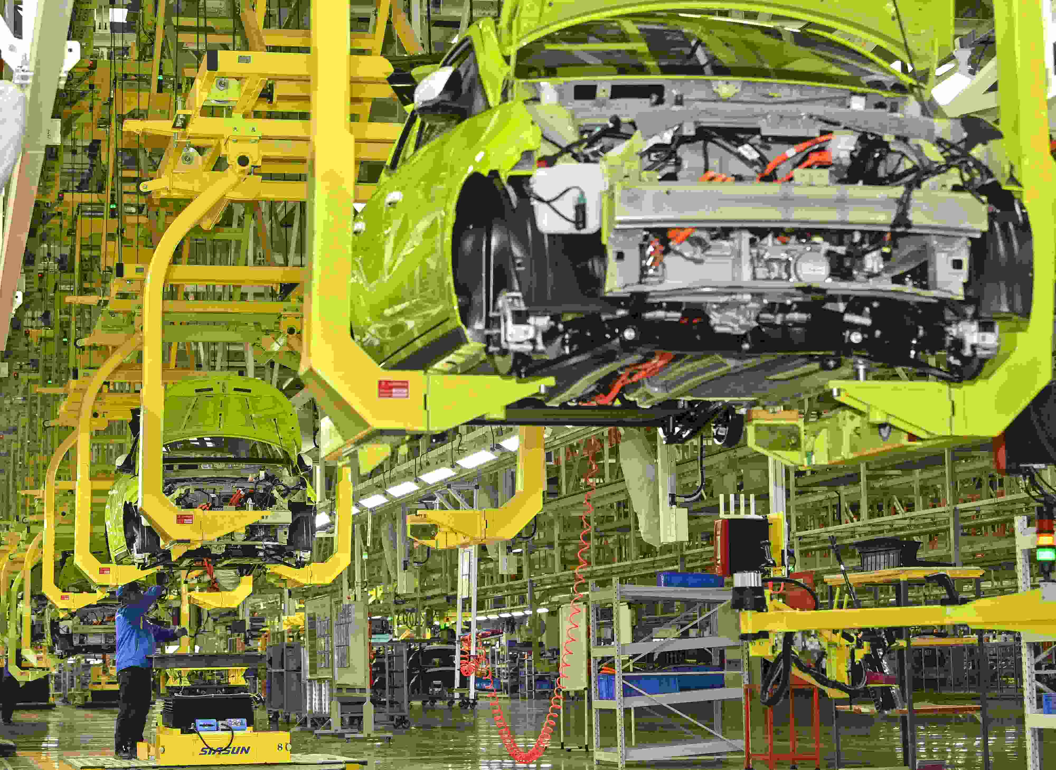 △ 2024年2月27日，一家新能源汽車公司的總裝車間生產(chǎn)線上，工人正在加緊生產(chǎn)趕訂單。