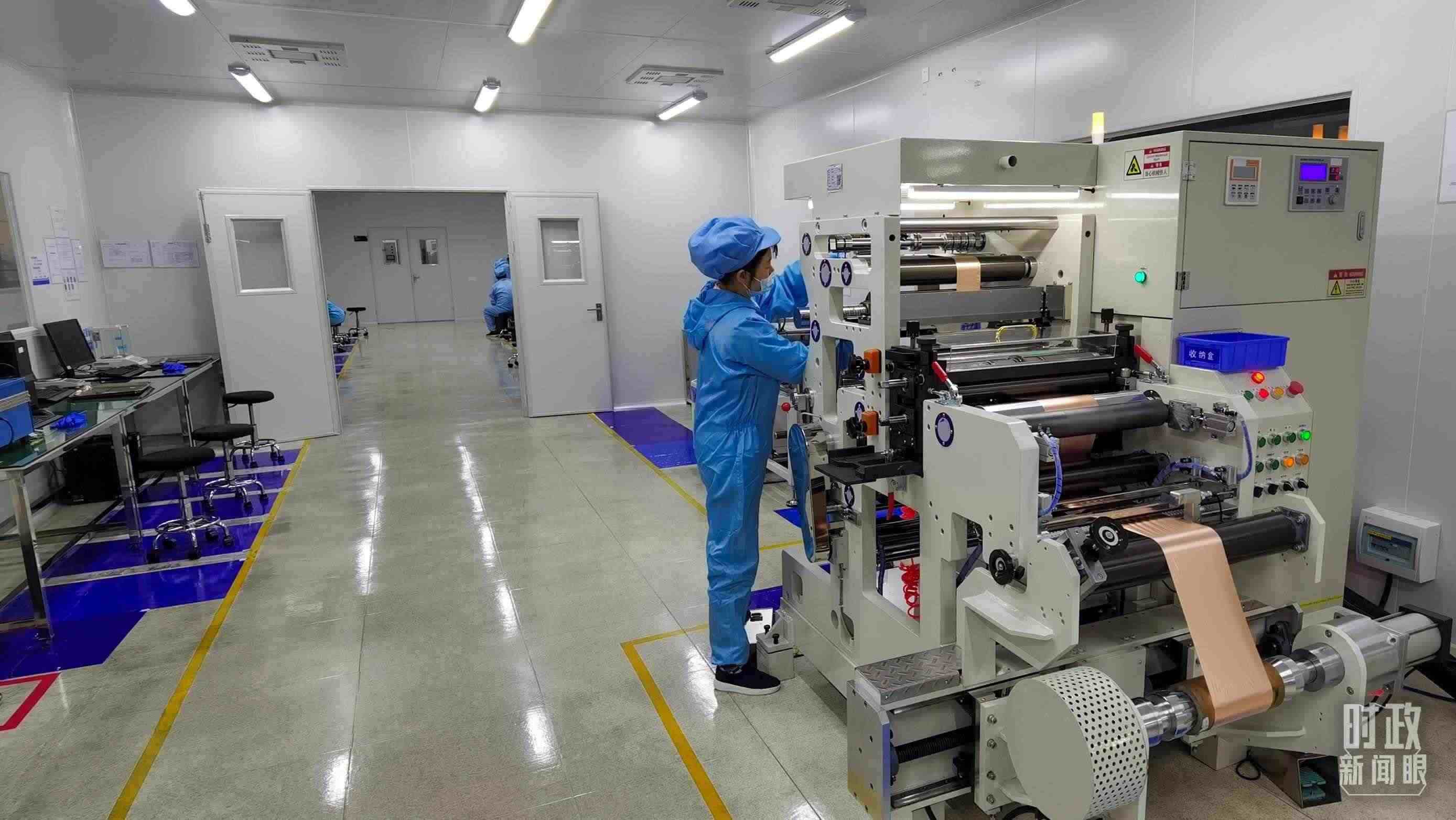 △企業(yè)員工將冷壓后的極片裁出規(guī)定尺寸，用于鋰電池制作。（總臺央視記者郭鴻拍攝）