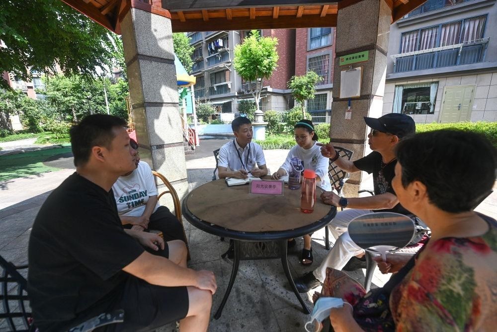 △2023年7月21日，在位于浙江杭州臨安區(qū)錦南街道水岸陽(yáng)光小區(qū)的陽(yáng)光議事廳，街道干部在聽(tīng)取居民們反映的問(wèn)題及意見(jiàn)。