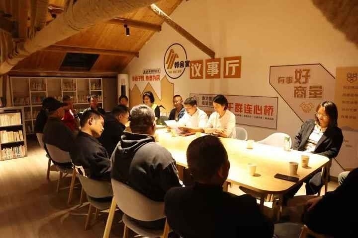 △浙江金華武義縣后陳村“鄰舍家”協(xié)商議事會(huì)討論舊村改造事宜。