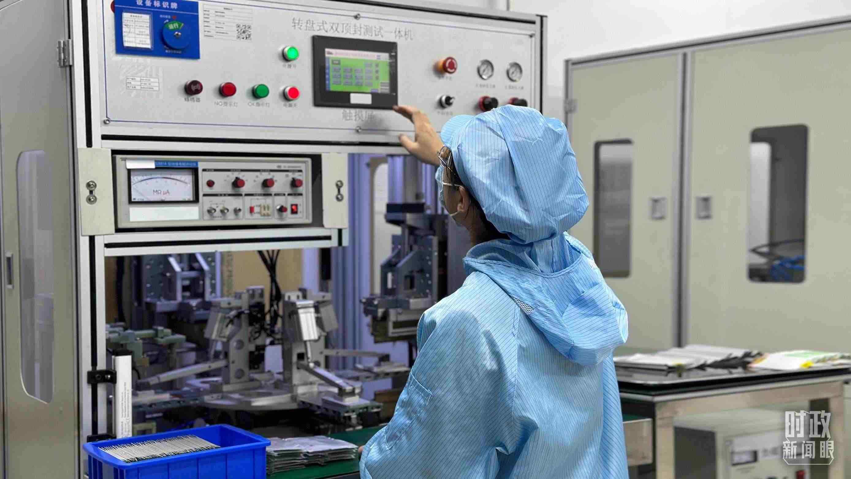 △企業(yè)電池技術(shù)中心內(nèi)，員工正在進行電池封裝。（總臺央視記者盧心雨拍攝）