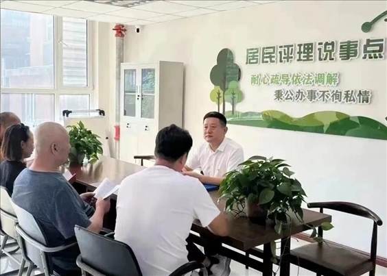 村（居）民評(píng)理說事點(diǎn)調(diào)解矛盾糾紛。遼寧省司法廳供圖