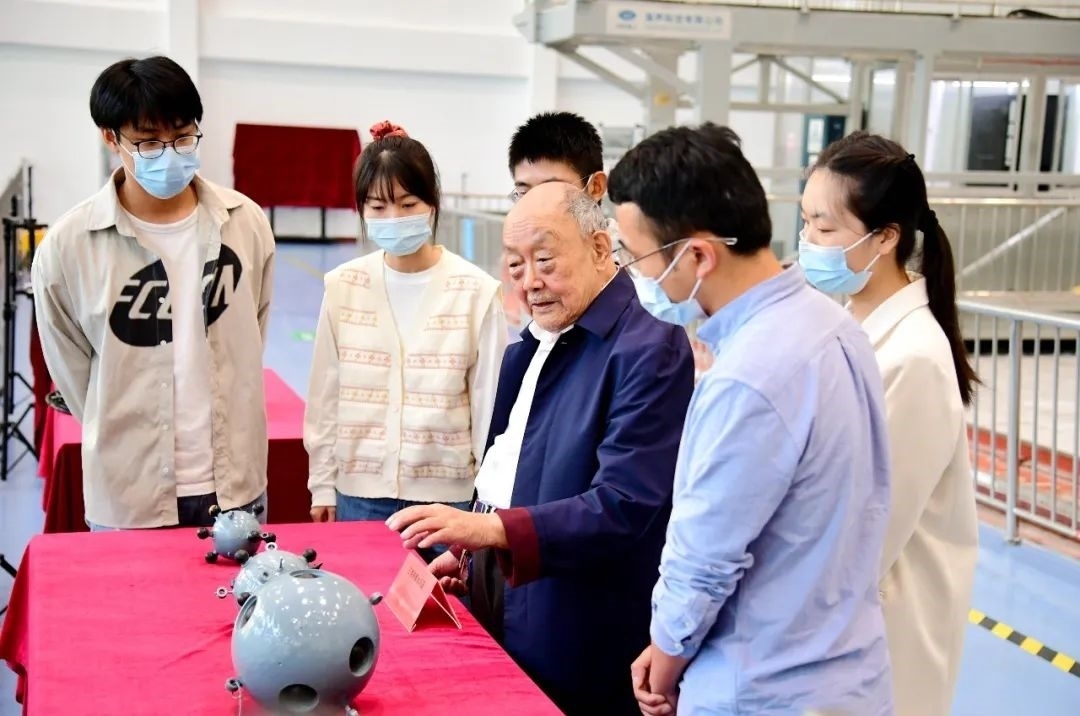 楊士莪院士在實(shí)驗(yàn)室指導(dǎo)學(xué)生。哈爾濱工程大學(xué)供圖