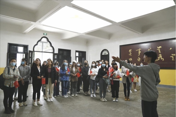 2021年5月20日，少數(shù)民族學(xué)生在湖南第一師范學(xué)院進(jìn)行紅色研學(xué)活動(dòng)，共同追尋那段紅色歲月的足跡。